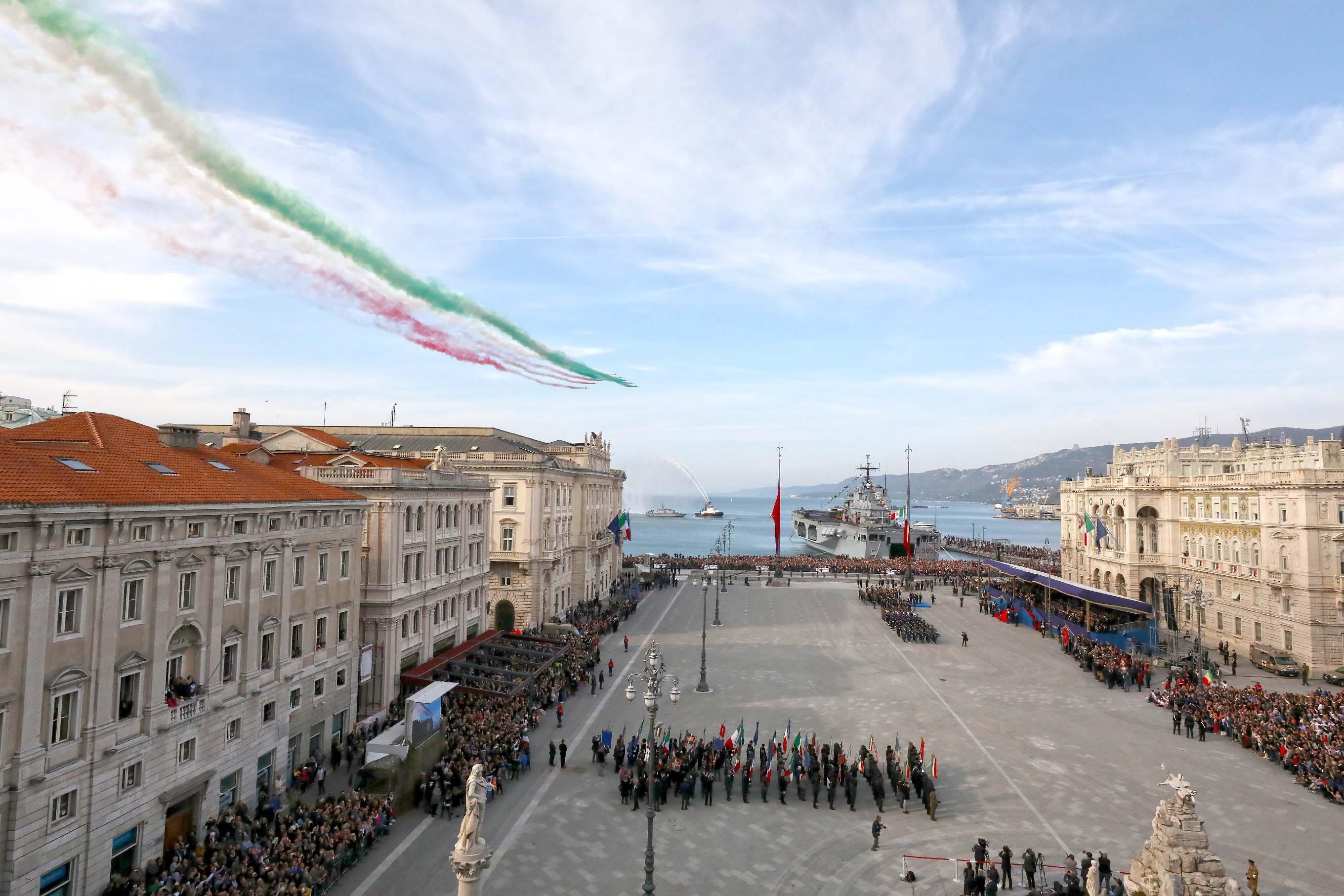 Nel Giorno dell'Unità Nazionale e Giornata delle Forze Armate, il presidente della Repubblica Sergio Mattarella riceve in piazza Unità d'Italia di Trieste gli onori militari.