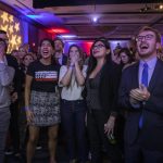 I sostenitori democratici gioiscono dopo i primi exit-poll nel quartier generale del partito
