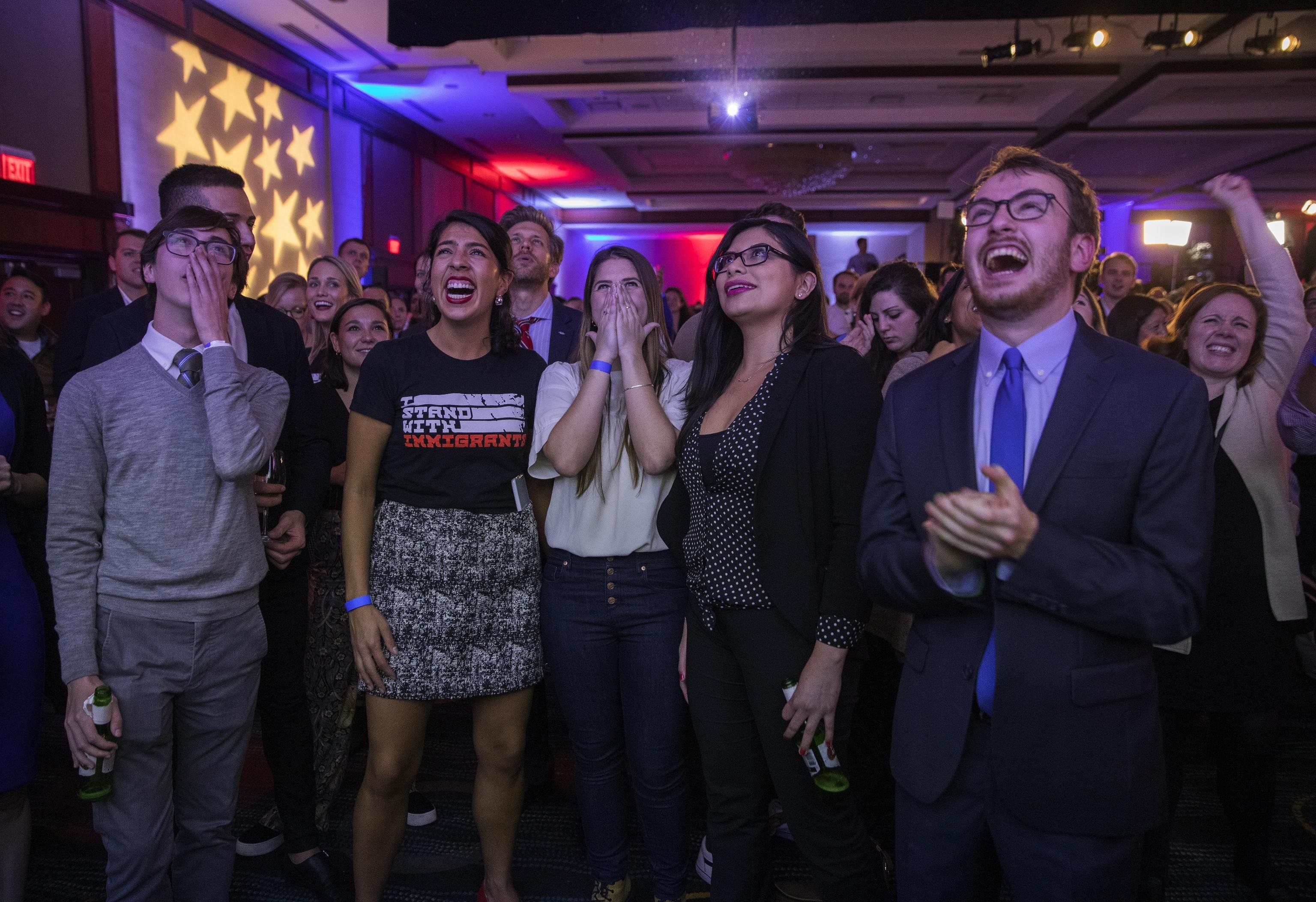 I sostenitori democratici gioiscono dopo i primi exit-poll nel quartier generale del partito