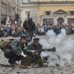 A Lviv, rievocazione storica della battaglia tra l’esercito polacco e i soldati della Repubblica Nazionale dell'Ucraina Occidentale. Battaglie per prendere il controllo della Galizia dell’est, dopo la dissoluzione dell’Impero Austro-Ungarico.