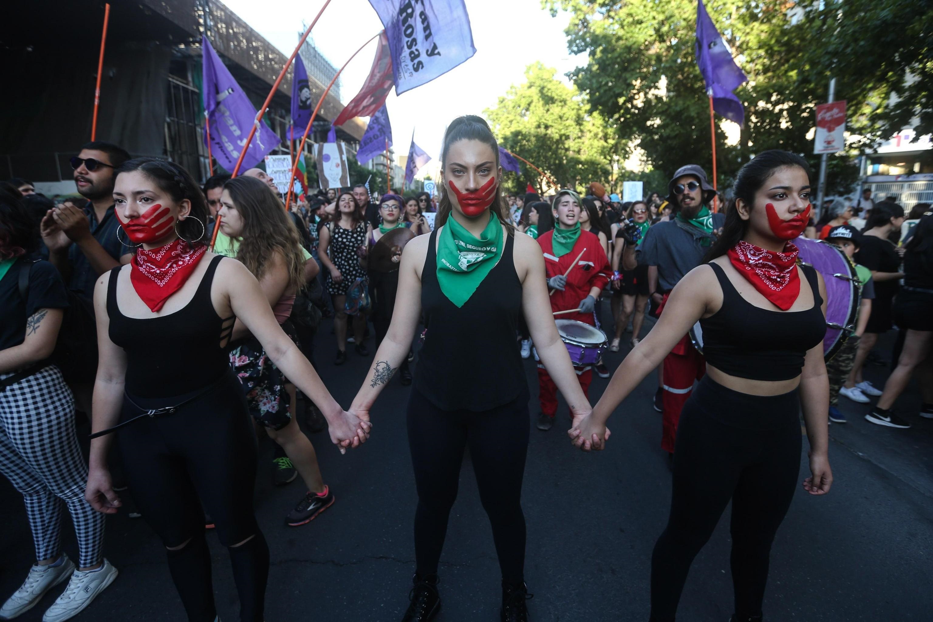 La violenza sulle donne ha molti volti; dai reati come la violenza fisica a quella sessuale, lo stupro, senza dimenticare la violenza psicologica.