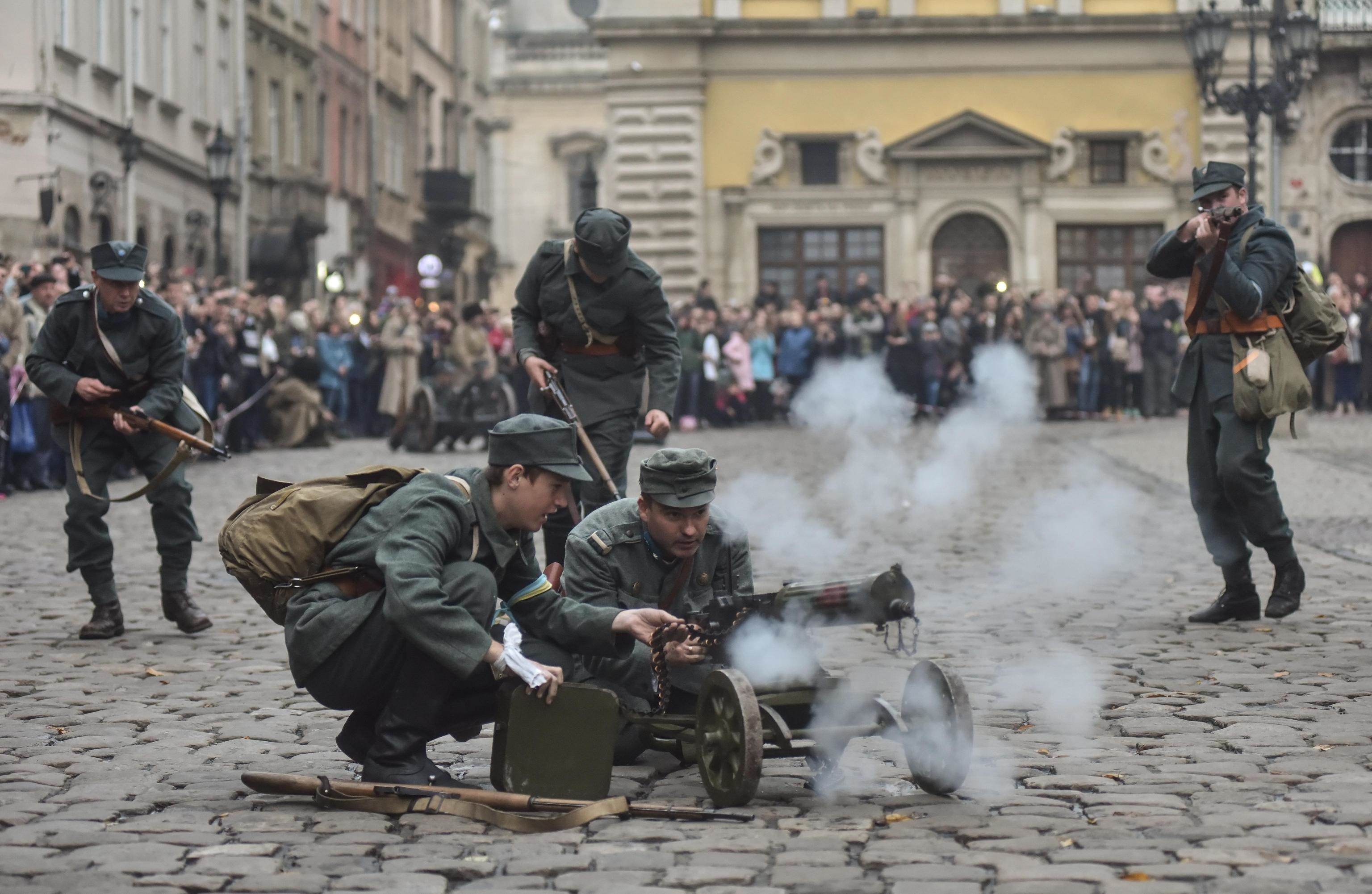 A Lviv, rievocazione storica della battaglia tra l’esercito polacco e i soldati della Repubblica Nazionale dell'Ucraina Occidentale. Battaglie per prendere il controllo della Galizia dell’est, dopo la dissoluzione dell’Impero Austro-Ungarico.