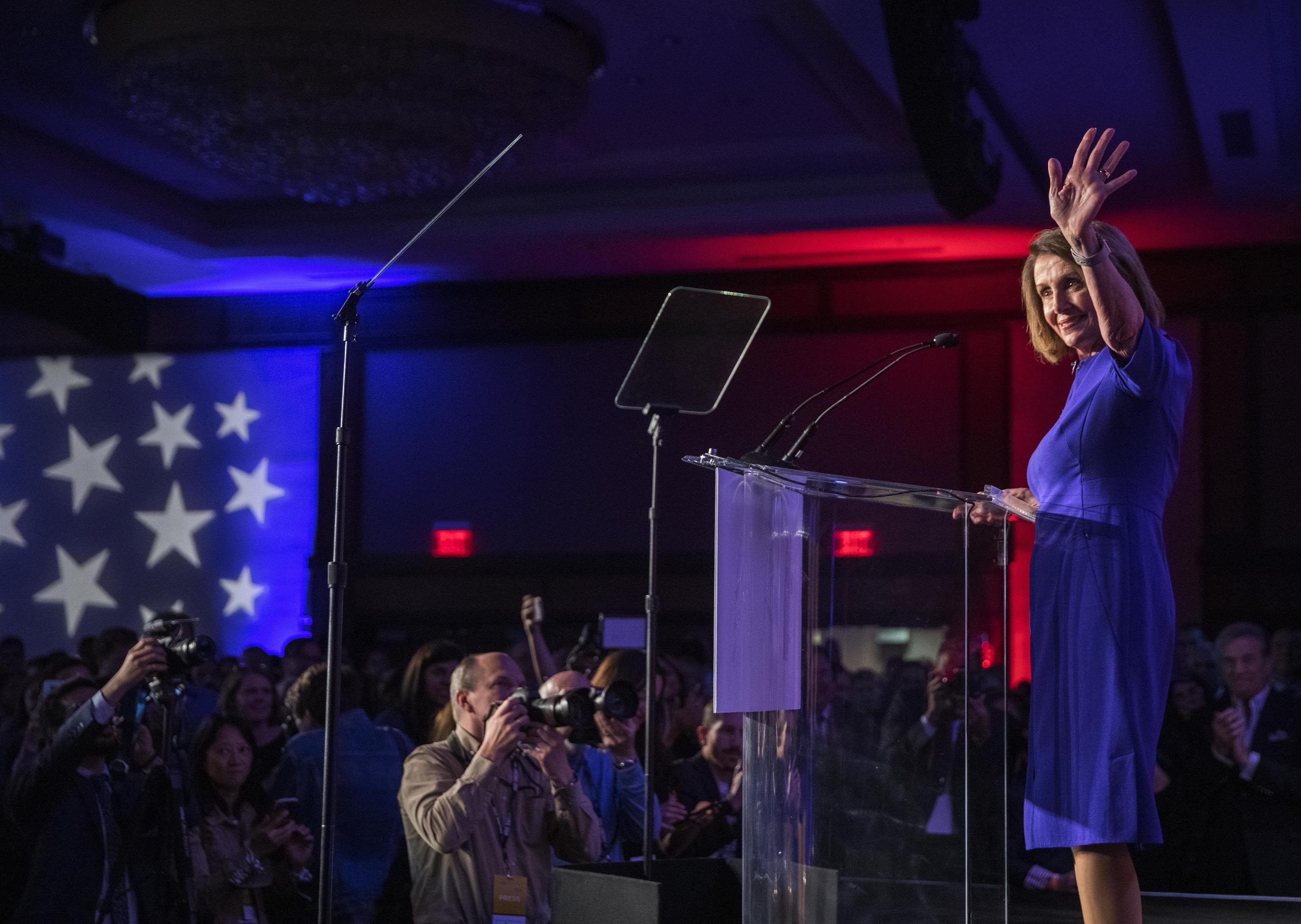 Nancy Pelosi, leader dei Dem al Congresso, prima del discorso con cui annuncia la vittoria: "Sarà un nuovo giorno per l'America", ha dichiarato