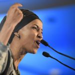 La trentaseienne Ihlam Omar, rifugiata somala, nel discorso dopo la vittoria: la nuova deputata democratica sarà la prima a indossare l'hijab al Campidoglio