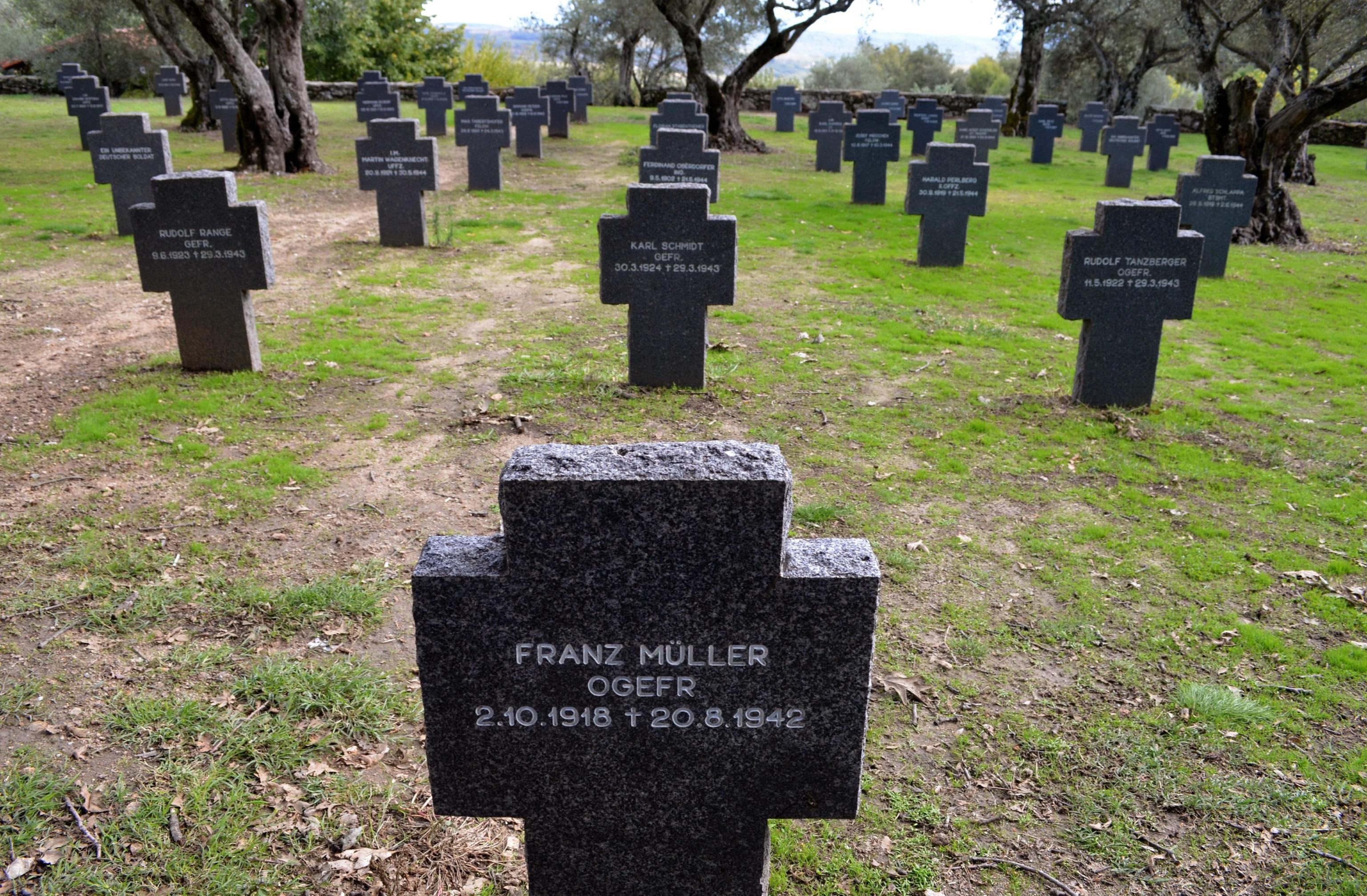 Croci nel cimitero tedesco di Cuacos de Yuste in Spagna. L’unico in cui sono sepolti i soldati teutonici che sono caduti durante la prima e la seconda guerra mondiale.