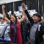 Deb Haaland e Sharice Davids (nella foto) sono le prime native americane a vincere un seggio alle elezioni: anche loro fanno parte delle tantissime donne candidate dal Partito democratico