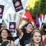 Circa 1.500 persone hanno partecipato alla manifestazione, che anticipa la Giornata internazionale per l'eliminazione della violenza contro le donne, che si terrà il 25 novembre