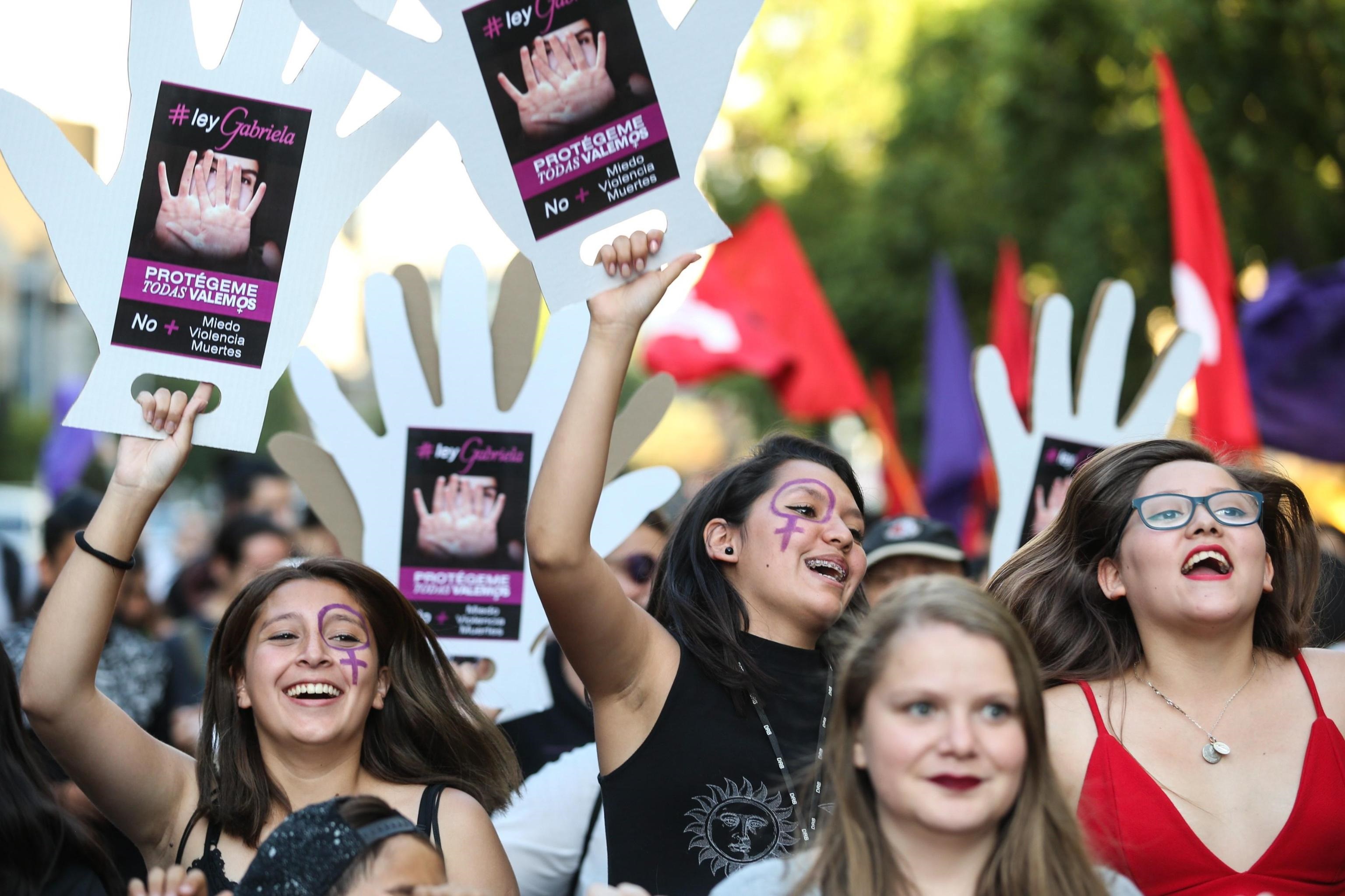 Circa 1.500 persone hanno partecipato alla manifestazione, che anticipa la Giornata internazionale per l'eliminazione della violenza contro le donne, che si terrà il 25 novembre