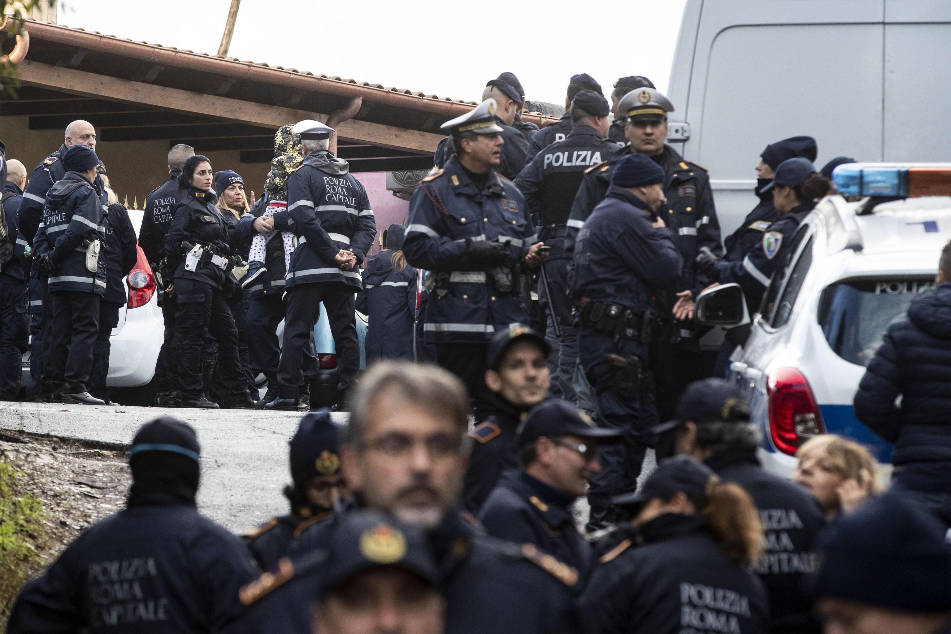 Agenti della polizia sul posto