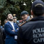 Il vicepremier Matteo Salvini osserva lo sgombero