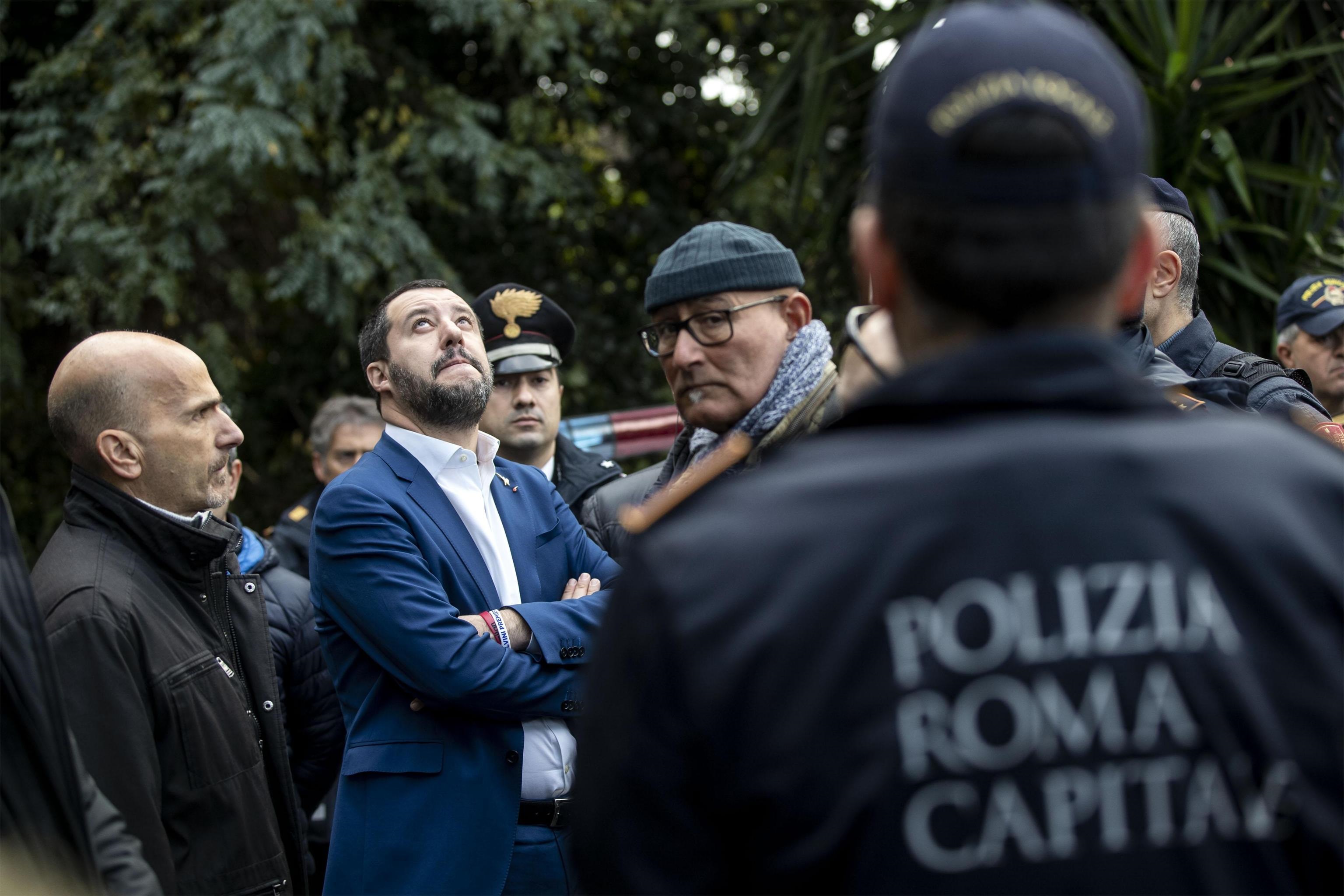 Il vicepremier Matteo Salvini osserva lo sgombero