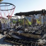 Un canestro sopravvive alle fiamme che hanno consumato una casa lungo Dapplegray Road (Contea di Butte, California)