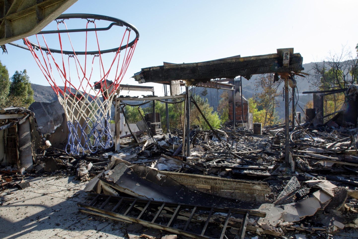 Un canestro sopravvive alle fiamme che hanno consumato una casa lungo Dapplegray Road (Contea di Butte, California)