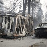 Una roulotte e un'auto bruciate nella zona di Pentz Road (Contea di Butte, California)