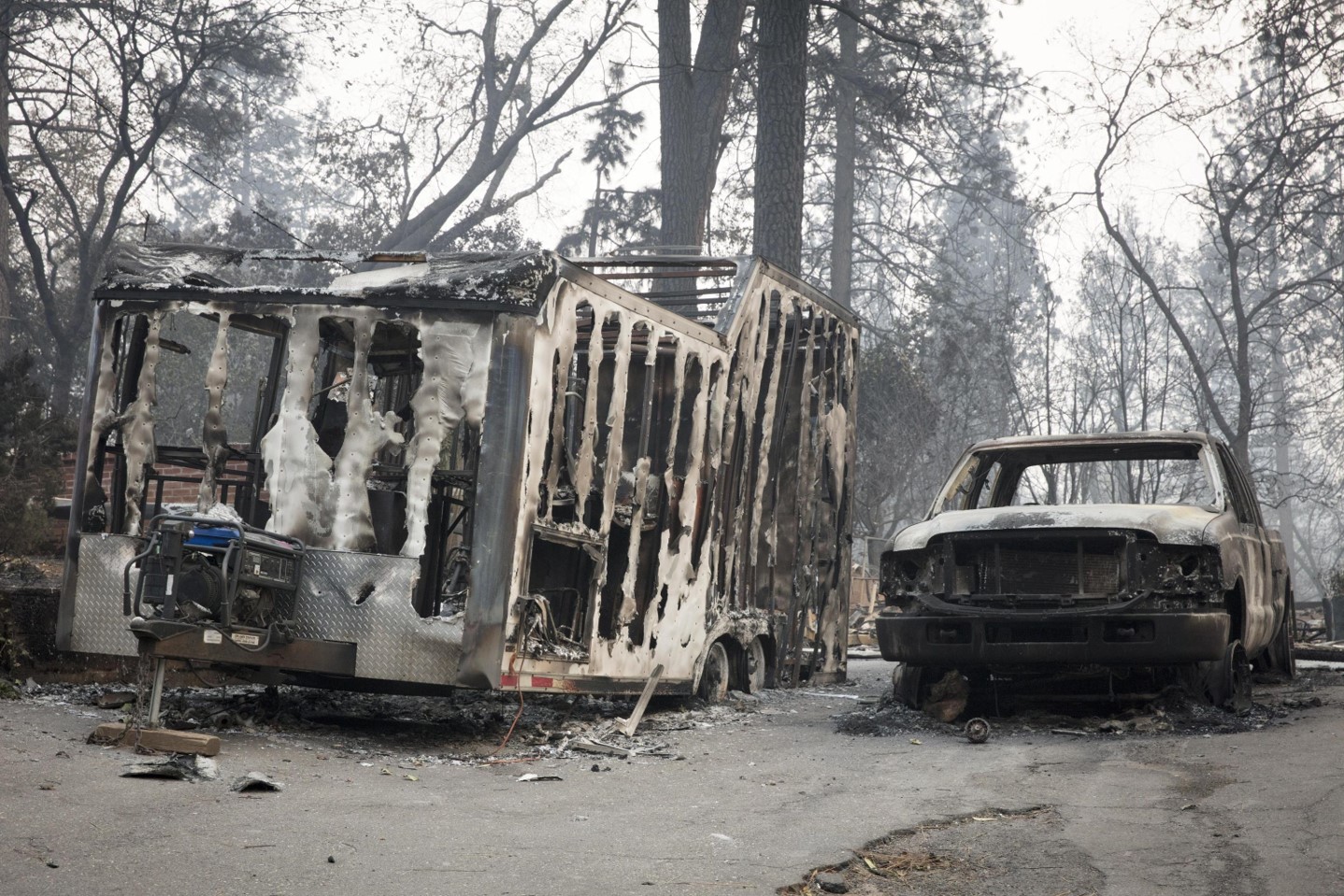 Una roulotte e un'auto bruciate nella zona di Pentz Road (Contea di Butte, California)