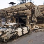Macchine e negozi bruciati nel centro di Paradise (contea di Butte, California)
