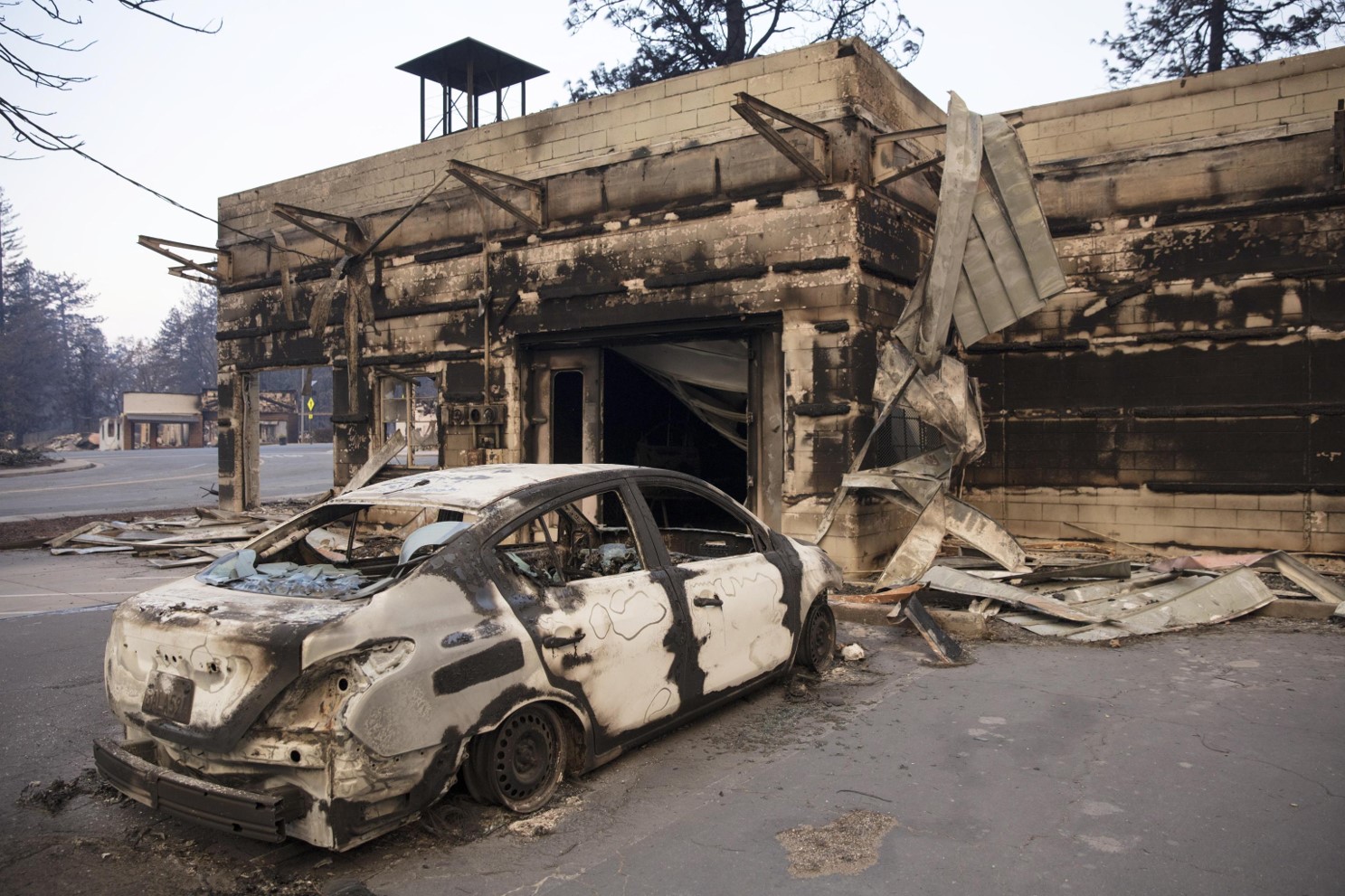 Macchine e negozi bruciati nel centro di Paradise (contea di Butte, California)