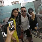 Alcuni clienti si fanno fotografare con Supinya Chansuta dentro il ristorante