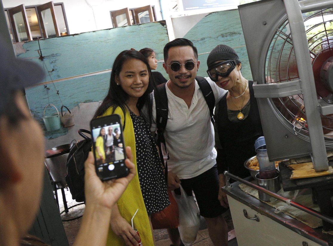 Alcuni clienti si fanno fotografare con Supinya Chansuta dentro il ristorante