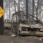 Un veicolo bruciato accanto ad un cartello tristemente ironico nell'area di Pentz Road (Contea di Butte, California)