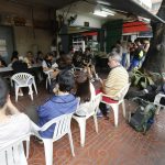 Persone in fila per mangiare al Raan Jay Fai