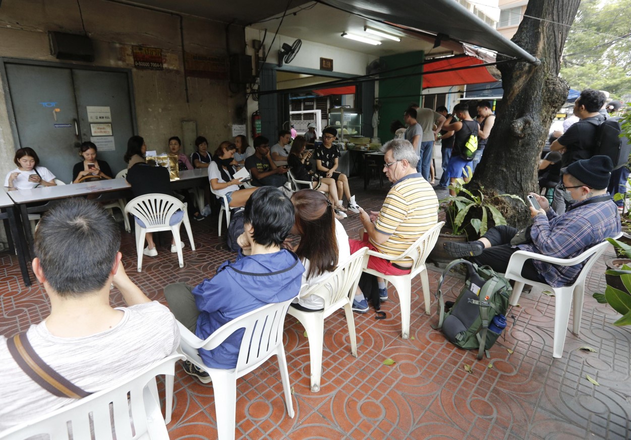 Persone in fila per mangiare al Raan Jay Fai