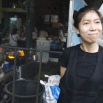 Yuwadee Chansuta, figlia di Supinya Chansuta e cameriera del Raan Jay Fai