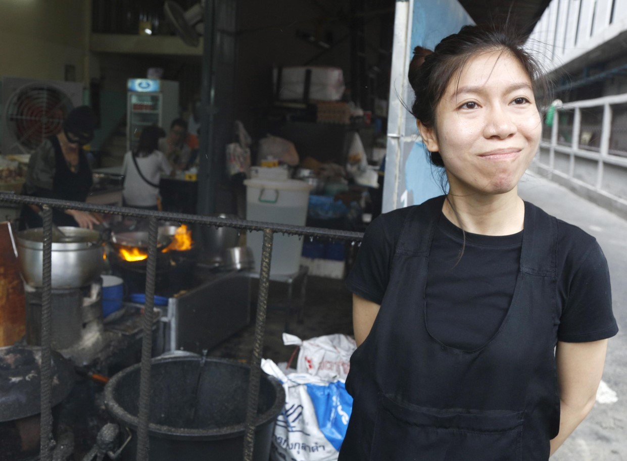 Yuwadee Chansuta, figlia di Supinya Chansuta e cameriera del Raan Jay Fai