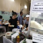 Yuwadee Chansuta mentre controlla un ordine