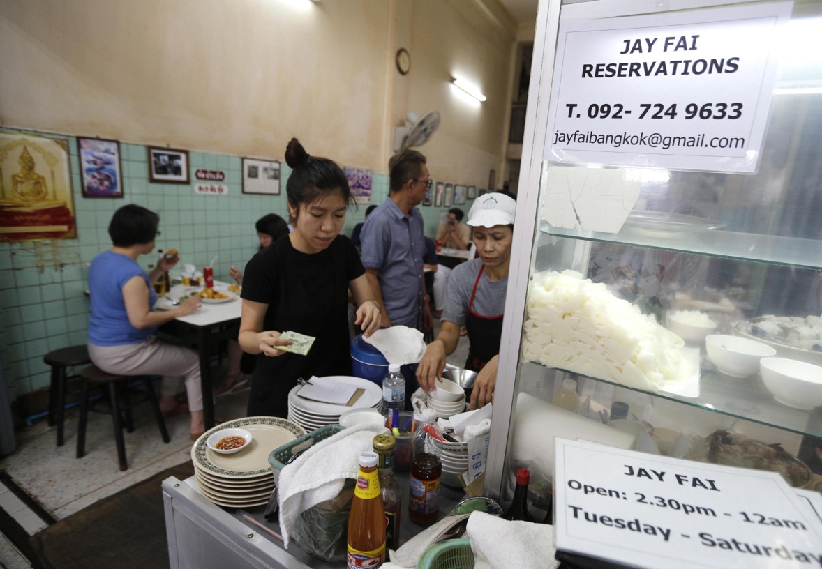 Yuwadee Chansuta mentre controlla un ordine