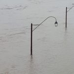Il livello della piena continua ad aumentare, sfiorando i ponti e le abitazioni limitrofe. La zona della sponda ovest del Po è in ginocchio. Il livello della piena continua ad aumentare, sfiorando i ponti e le abitazioni limitrofe. La zona della sponda ovest del Po è in ginocchio.