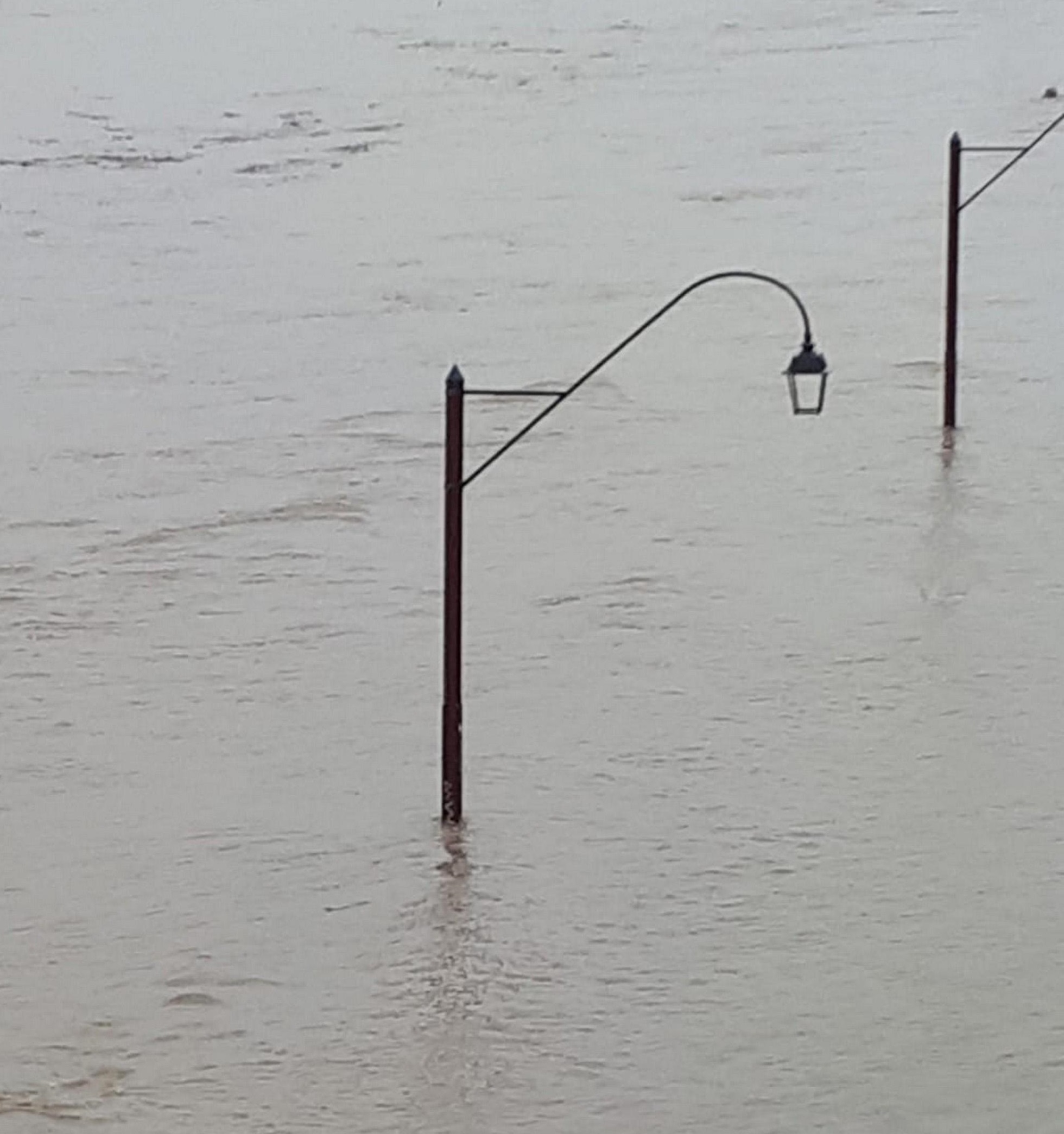 Il livello della piena continua ad aumentare, sfiorando i ponti e le abitazioni limitrofe. La zona della sponda ovest del Po è in ginocchio. Il livello della piena continua ad aumentare, sfiorando i ponti e le abitazioni limitrofe. La zona della sponda ovest del Po è in ginocchio.