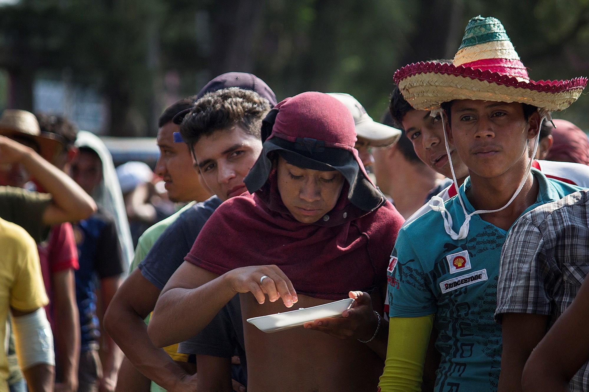 I migranti sono arrivati a Matias Romero in Messico. Attualmente, ricevono cibo e assistenza.