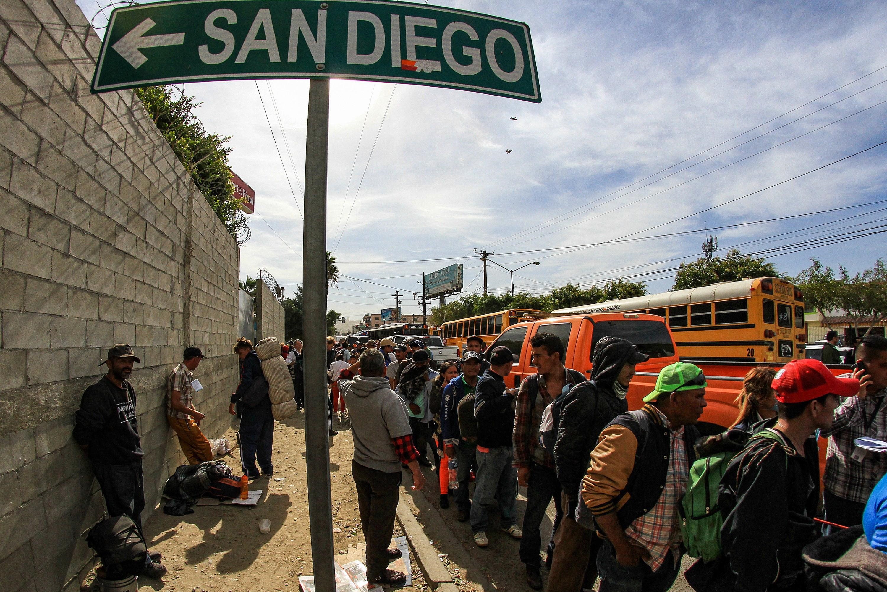 Un gruppo di persone in attesa in Messico