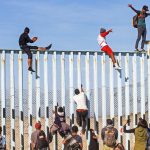 Alcuni hanno scavalcato il muro di confine a Tijuana