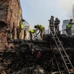 I pompieri indiani spengono l'incendio divampato oggi in una baraccopoli a Shashtri Nagar a Bandra (Mumbai)