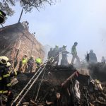Le operazioni dei pompieri indiani per spegnere le fiamme che hanno distrutto circa 20 baraccopoli a Mumbai. Non è ancora chiara la causa dell'incendio