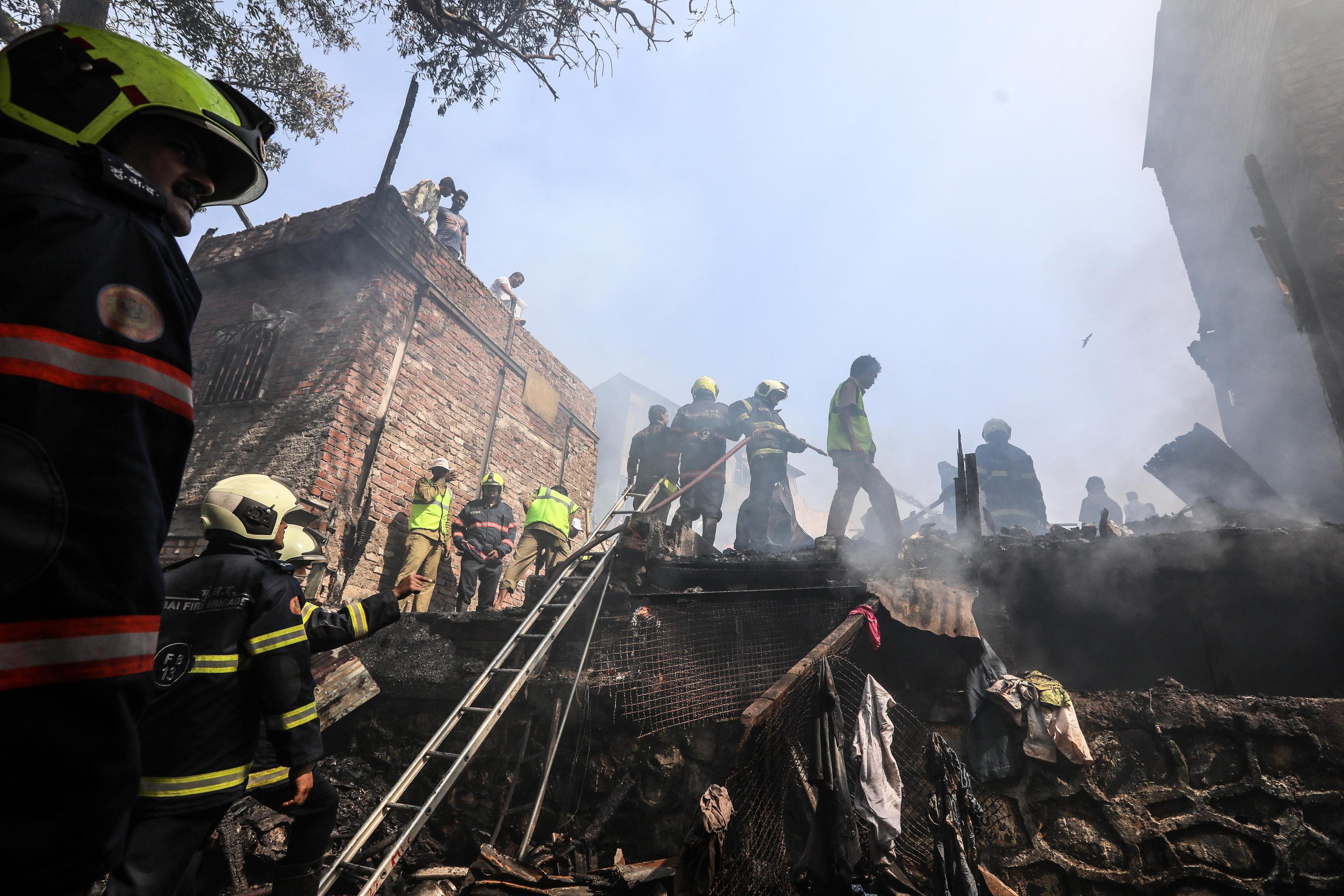 Le operazioni dei pompieri indiani per spegnere le fiamme che hanno distrutto circa 20 baraccopoli a Mumbai. Non è ancora chiara la causa dell'incendio