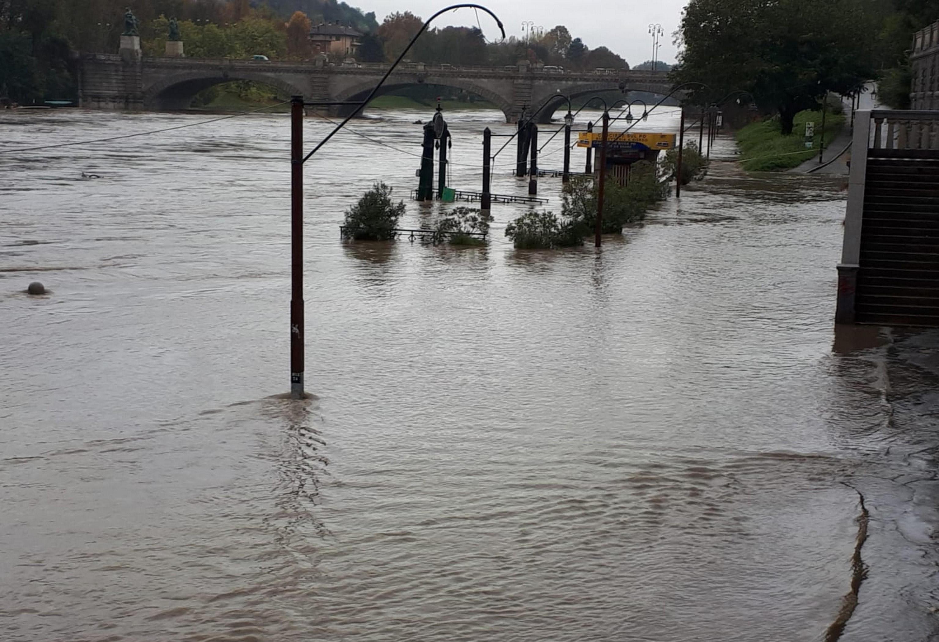 All’altezza del ponte di Piazza Vittorio Emanuele si accumulano i detriti e gli arbusti trasportati dalla corrente. All’altezza del ponte di Piazza Vittorio Emanuele si accumulano i detriti e gli arbusti trasportati dalla corrente.