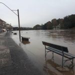 Il Po arriva a toccare le panchina ed i lampioni. Sono i segnali di un imminente straripamento. Il Po arriva a toccare le panchina ed i lampioni. Sono i segnali di un imminente straripamento.