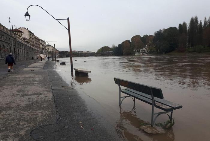 Il Po arriva a toccare le panchina ed i lampioni. Sono i segnali di un imminente straripamento. Il Po arriva a toccare le panchina ed i lampioni. Sono i segnali di un imminente straripamento.
