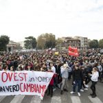 Centinaia di studenti bloccano la circolazione vicino via Ostiense