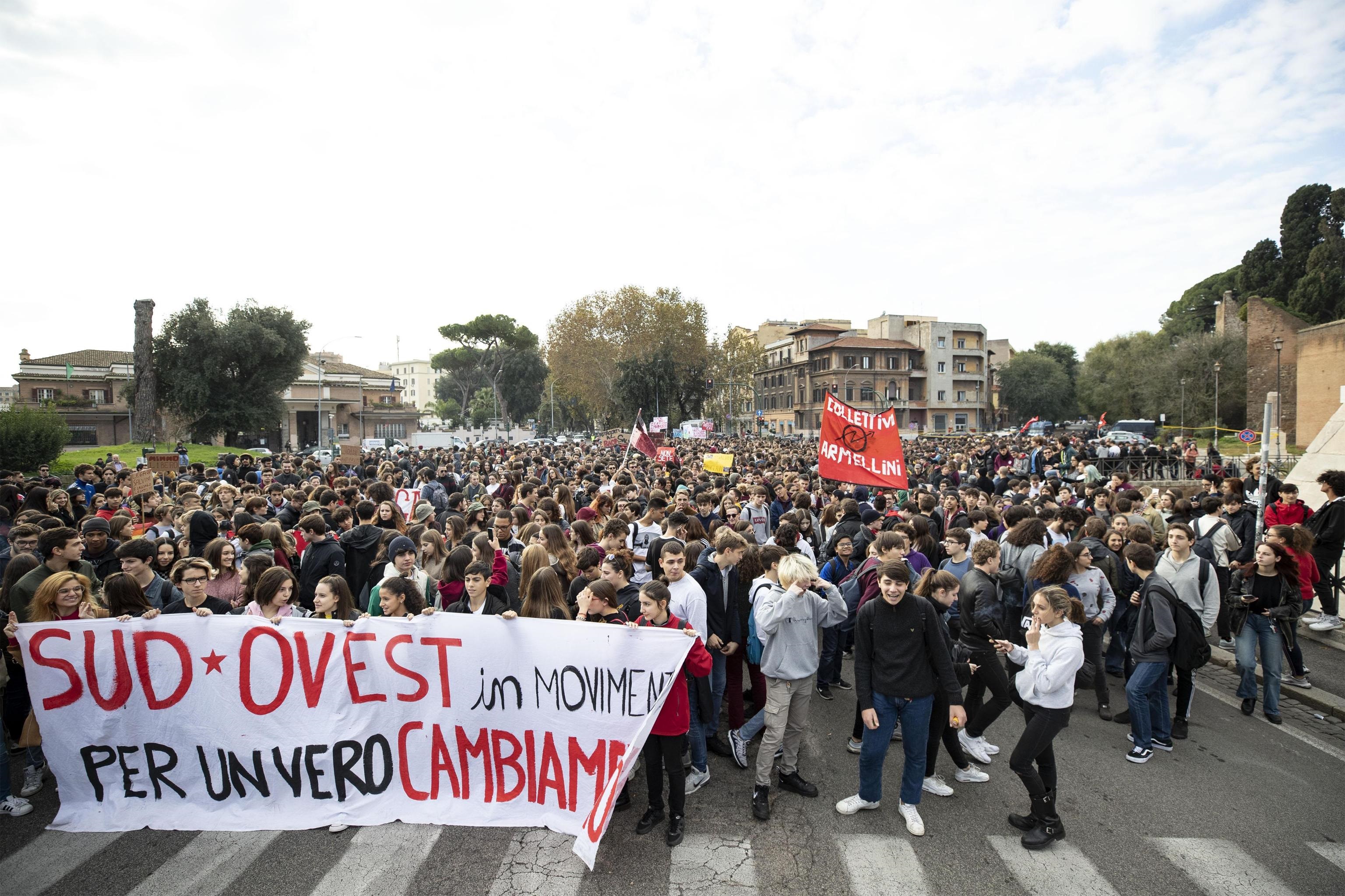 Centinaia di studenti bloccano la circolazione vicino via Ostiense