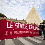 Un corteo nei pressi di Piramide