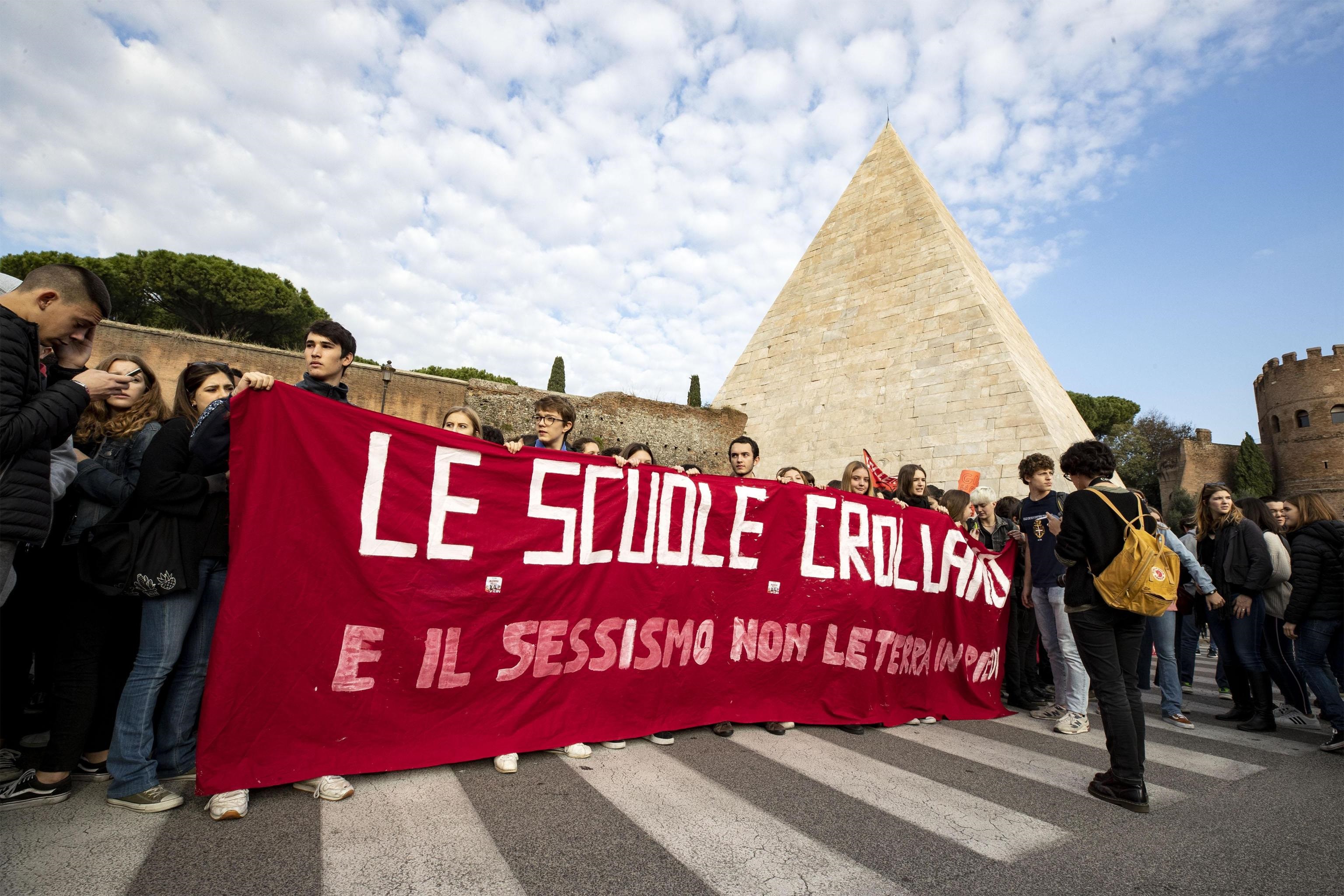 Un corteo nei pressi di Piramide