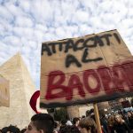 Un cartello che ironizza sul recente sgombero del Baobab