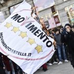 La bandiera del Movimento Cinque Stelle bruciata a Milano