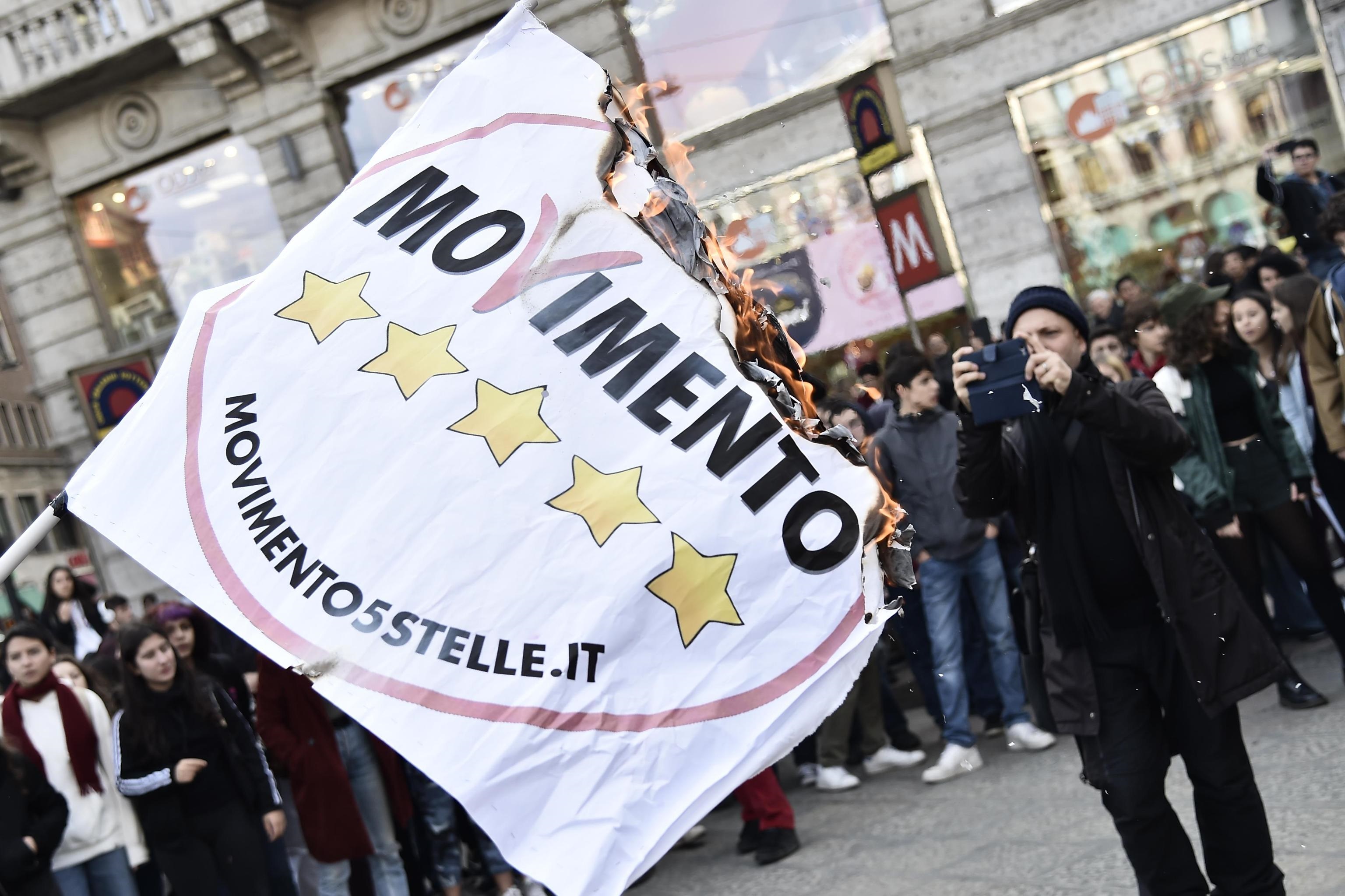 La bandiera del Movimento Cinque Stelle bruciata a Milano