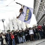 Gli studenti danno fuoco alla bandiera della Lega