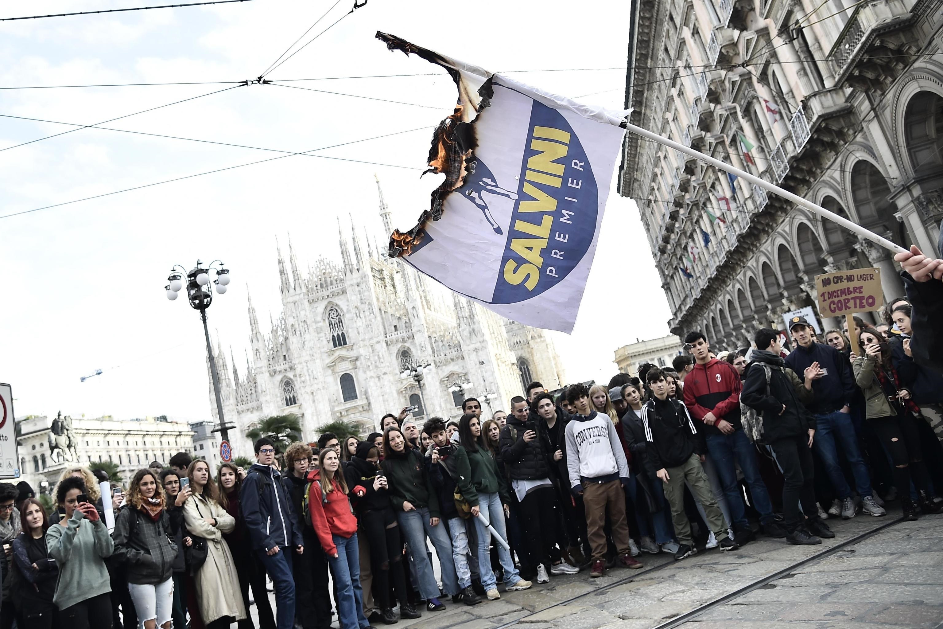Gli studenti danno fuoco alla bandiera della Lega